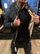 Carregar imagem no visualizador da galeria, Kit 4 Calças Masculina em Sarja + 2 Jaquetas Premium Reversível Bege/Preta. Brinde Carteira + Relógio Exclusivo até Dia dos Pais