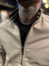 Carregar imagem no visualizador da galeria, Kit 4 Calças Masculina em Sarja + 2 Jaquetas Premium Reversível Bege/Preta. Brinde Carteira + Relógio Exclusivo até Dia dos Pais